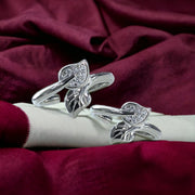 Taraash toe ring in silver